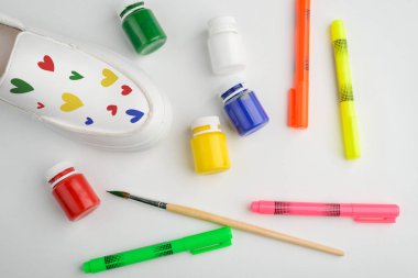 Farklı renkli kalpler ile ayakkabı