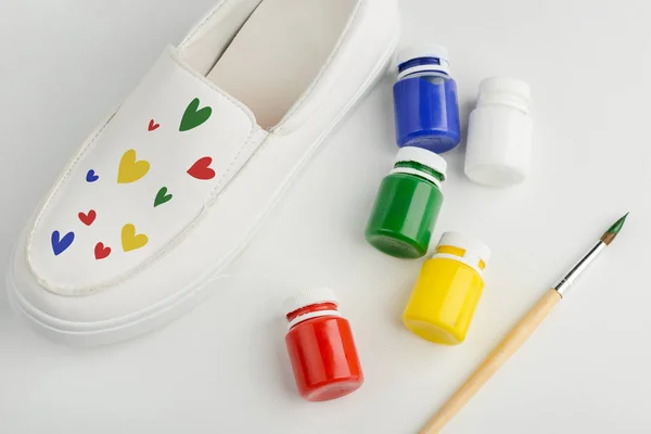 Scarpa bianca con cuori dipinti colorati — Foto Stock