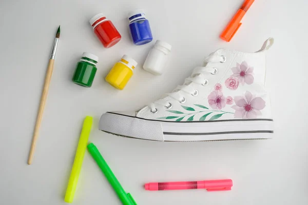 Sneaker in tela con fiori dipinti — Foto Stock