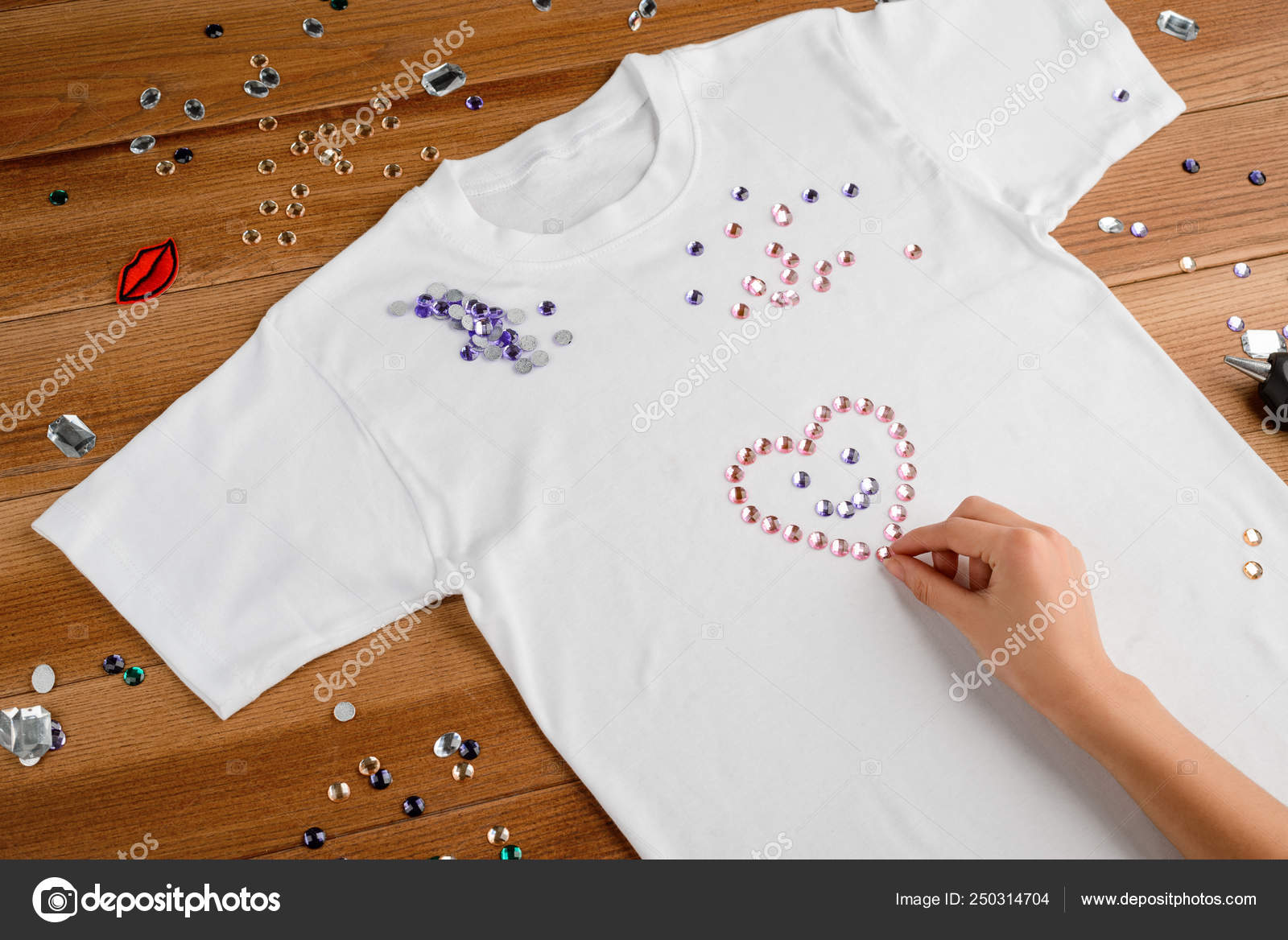 Girl Decorating A White T Shirt Stock Photo C Ygphoto 250314704