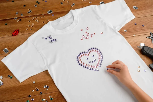 Girl making a smiling heart — Stock Photo, Image