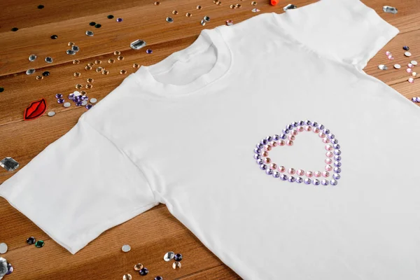 Vit t-shirt med ett hjärta — Stockfoto