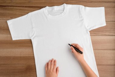 Kadın bir şey t-shirt üzerine çizim