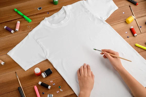 Κορίτσι ζωγραφική σε t-shirt — Φωτογραφία Αρχείου