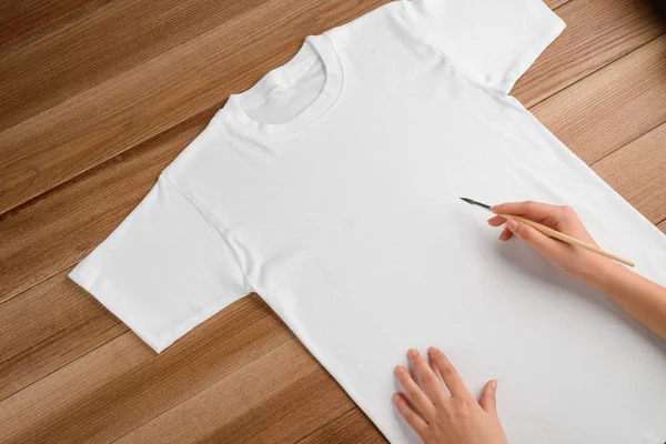 Pittura su una t-shirt bianca — Foto Stock