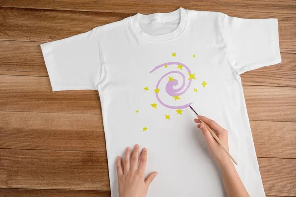 Decorate a blank white t-shirt — Stock Photo, Image