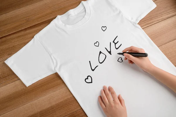 Meisje tekening liefde en harten — Stockfoto