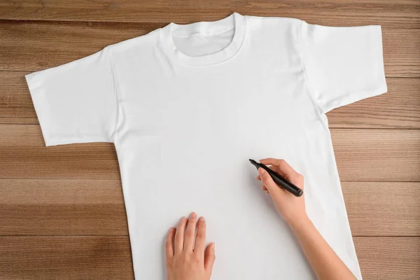 Kadın bir şey t-shirt üzerine çizim — Stok fotoğraf