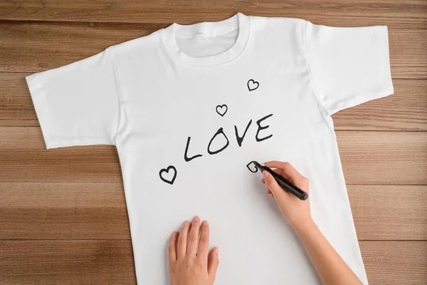 Flicka dekorerar en vit t-shirt — Stockfoto