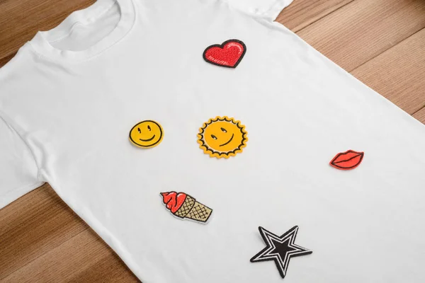 Vit t-shirt dekorerad med patchar — Stockfoto
