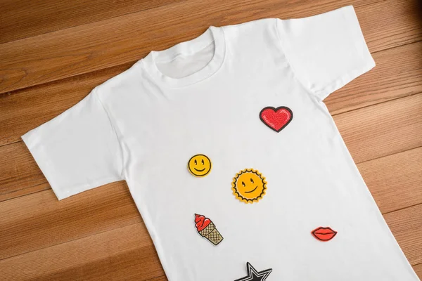 Wit t-shirt met geborduurde patches — Stockfoto