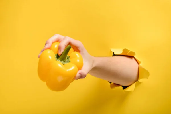 Χέρι που παίρνει μια κίτρινη πιπεριά — Φωτογραφία Αρχείου