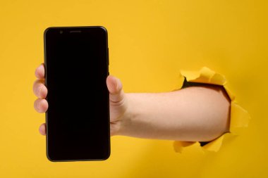 el bir cep telefonu tutarak