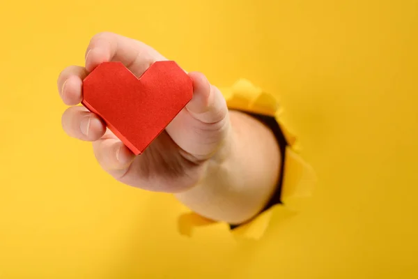 Mano mostrando un corazón rojo —  Fotos de Stock