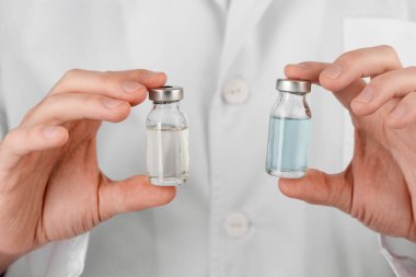 Doktor holding şişe aşı