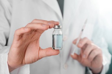 Bir şişe tutan doktor