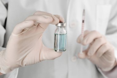 Enjeksiyon şişe tutan doktor