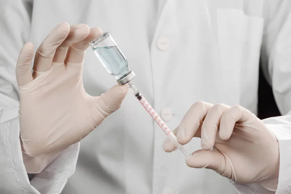 Filling the syringe — Stock Photo, Image