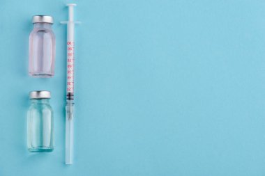 iki şişe ve şırınga