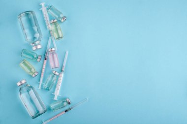 Çeşitli şişeleri ve şırınga