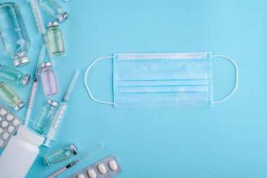 Yüz maskesi, şırınga ve tüpleri