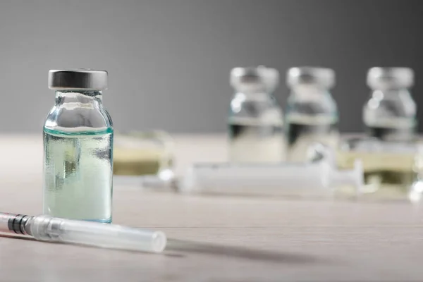 A vakcina és a fecskendő üveg — Stock Fotó