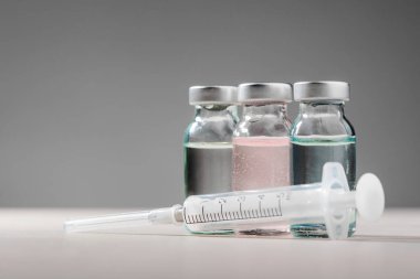 Üç şişe ve şırınga