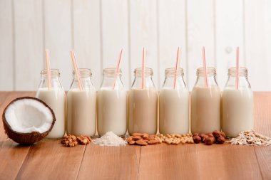 Çeşitli vegan süt şişe