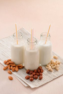 Badem, fındık ve kaju sütü