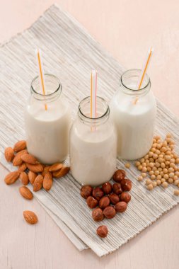 Badem, fındık ve soya sütleri