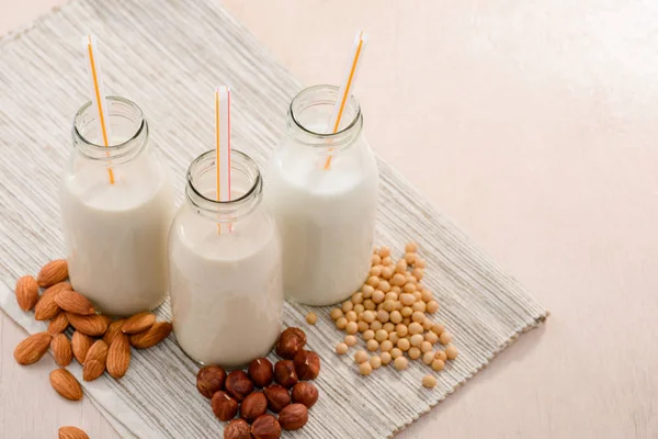 Çeşitli süt içermeyen sütler