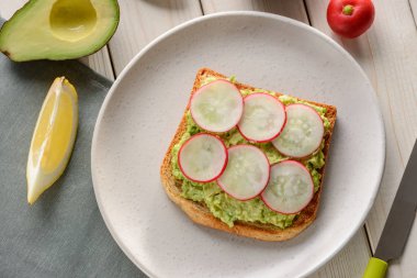 Püresi avokado tost