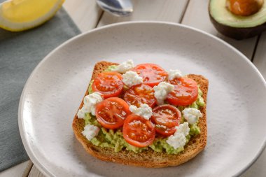 Avokado, ricotta, domates ile tost