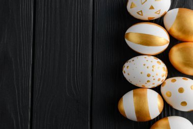 Siyah zemin üzerine altın yumurta