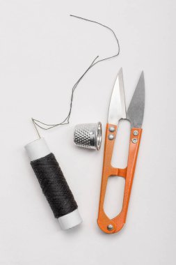 Siyah iplik, yüksük ve makas