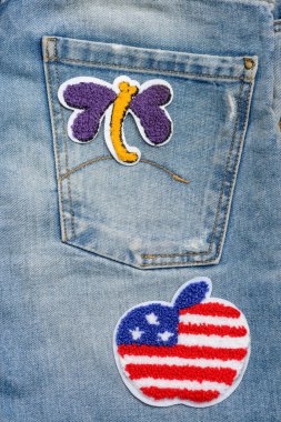 İçin denim kumaş düzeltme eklerini uygulamayı