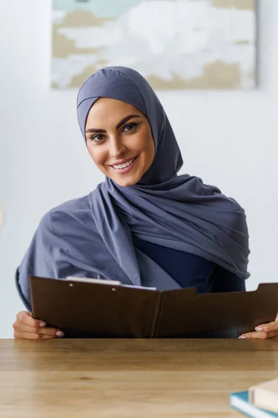 愉快的穆斯林女商人读书 — 图库照片