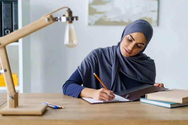 イスラム教徒の女性が鉛筆でスケッチ — ストック写真