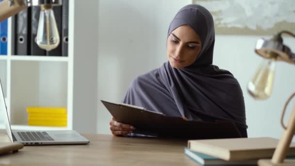 Muslim woman working with documents — Stock Video