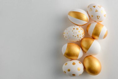 Beyaz arkaplanda altın yumurtalar