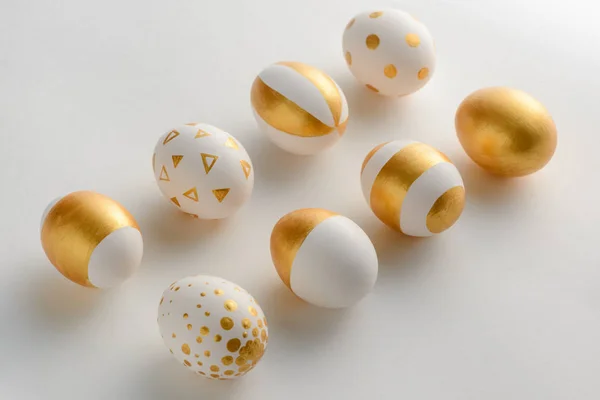 Ovos brancos e dourados — Fotografia de Stock