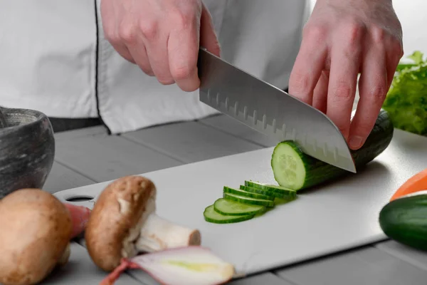 Chef cortando um pepino — Fotografia de Stock