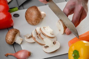 Adam champignon mantar kesme