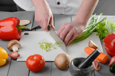 Küp şeklinde taze soğan yemek