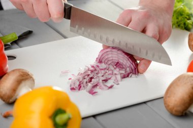 Adam bir kırmızı soğan doğrama