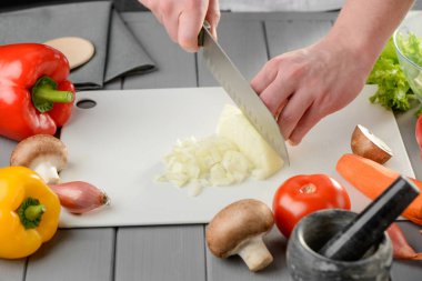 Kuru soğan dicing adam