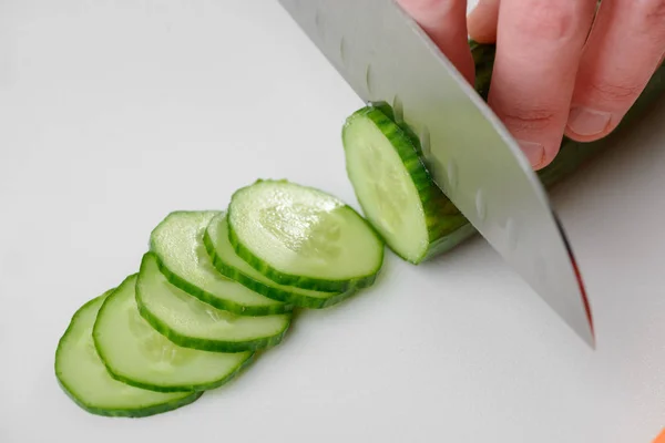 Mann schneidet eine Gurke — Stockfoto