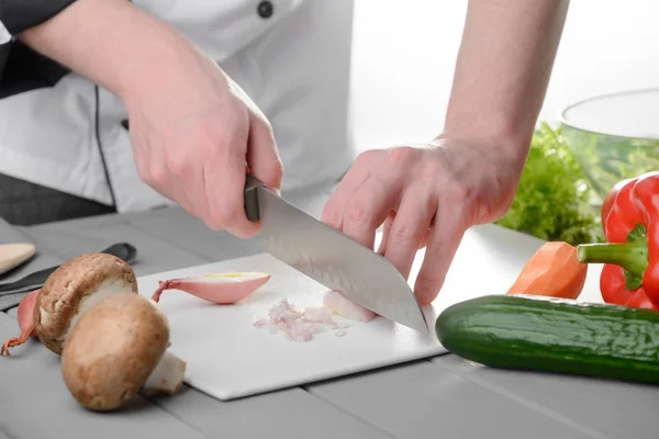 Chef cortando uma cebola — Fotografia de Stock