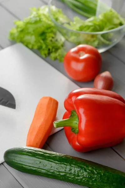 Verduras frescas sobre una mesa — Foto de Stock