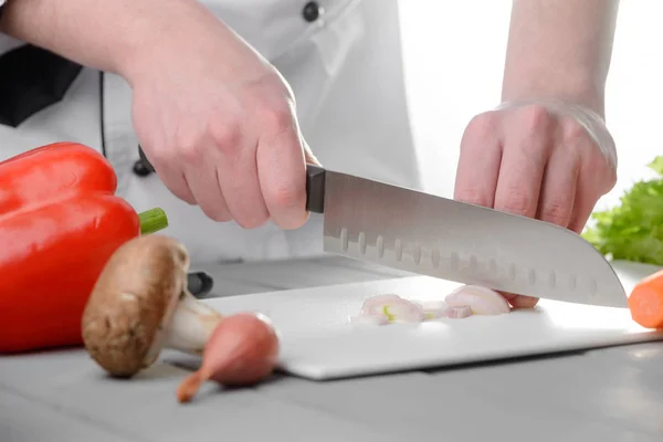 Man slicing an onion — Stock Photo, Image